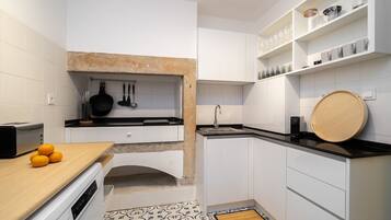 Geladeira, micro-ondas, cooktop, lava-louças