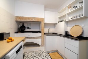 Kjøleskap, mikrobølgeovn, kokeplater og oppvaskmaskin