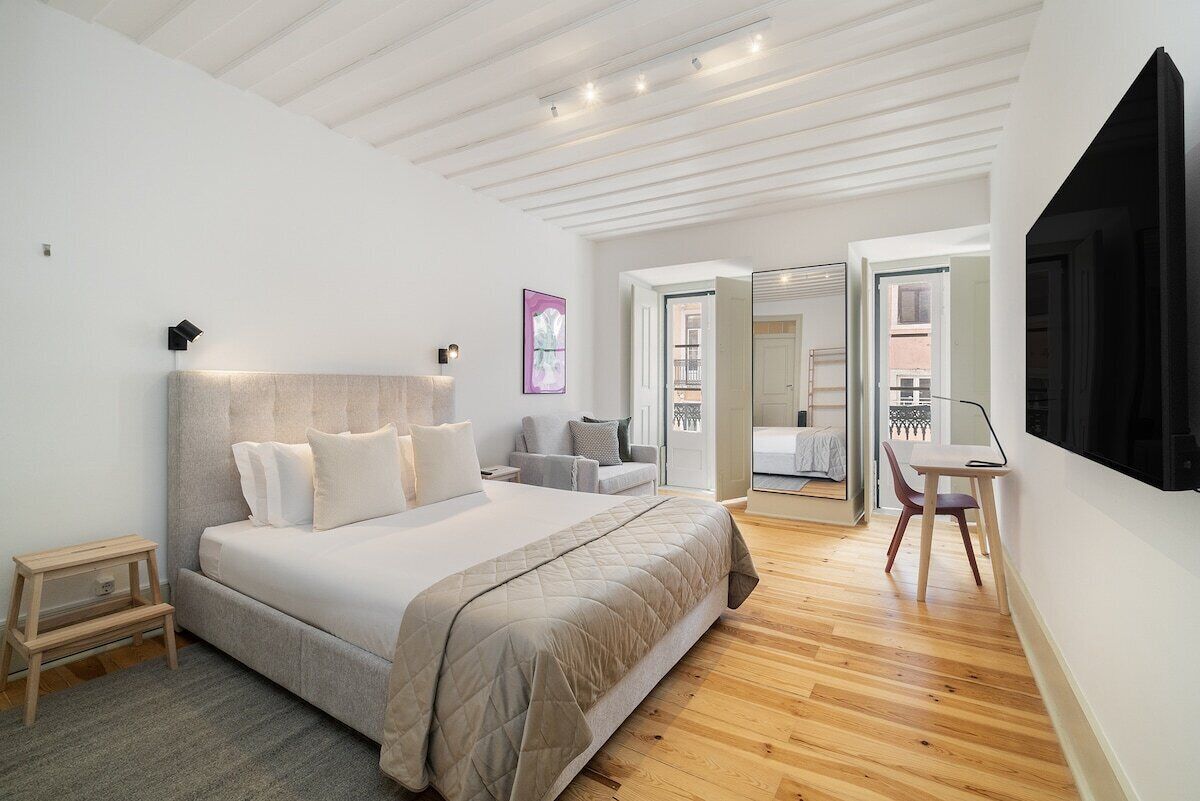 10 quartos, ferros/tábuas de passar roupa, Wi-Fi, roupa de cama