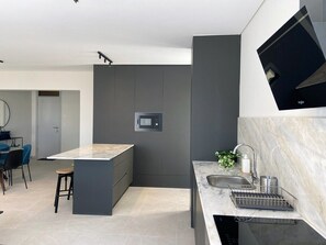 Micro-ondes, plaque de cuisson, lave-vaisselle, cafetière/bouilloire