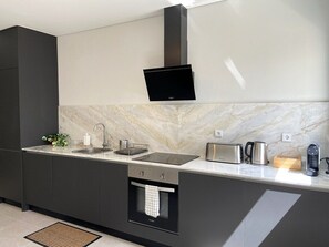 Mikrobølgeovn, kokeplater, oppvaskmaskin og kaffetrakter/tekoker