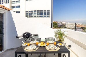 Outdoor dining - Modern Flat, Near Tagus Perfect For Weekday Stays (Lisboa)