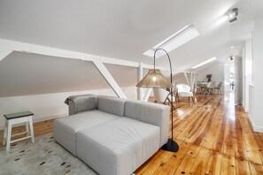 TV - Modern Flat, Near Tagus Perfect For Weekday Stays (Lisboa)