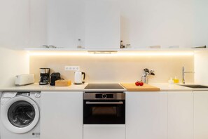 Kjøleskap, mikrobølgeovn, ovn og kokeplater