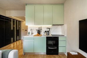 ميكروويف، فرن، موقد طهي مسطح، ماكينة لصنع القهوة/الشاي