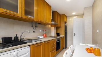 Een koelkast, een magnetron, een oven, een kookplaat