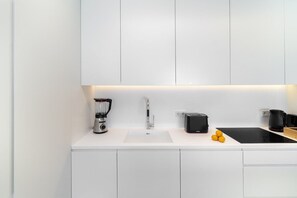 Frigorífico, microondas, horno y placa de cocina