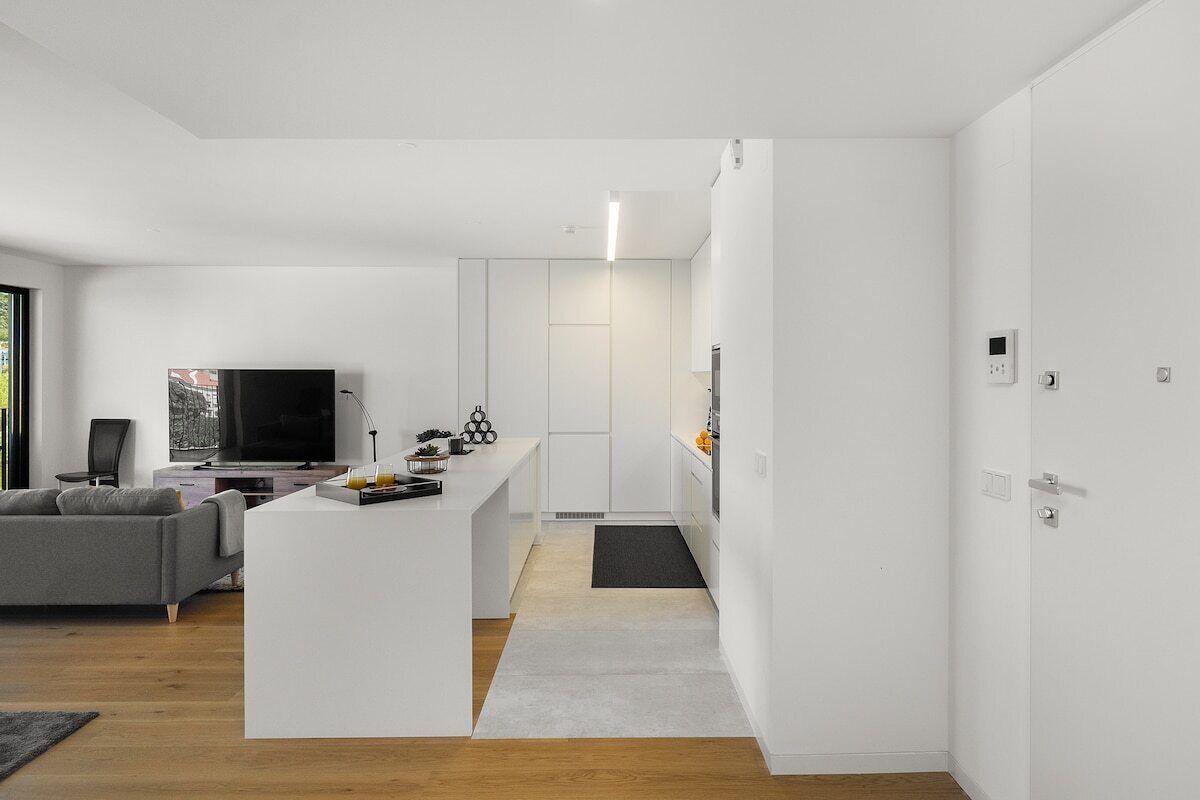 Un apartamento moderno con sala de estar, cocina y comedor.