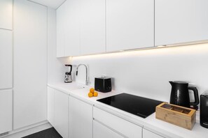 Een koelkast, een magnetron, een oven, een kookplaat