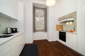 Jääkaappi, mikroaaltouuni, uuni, liesi