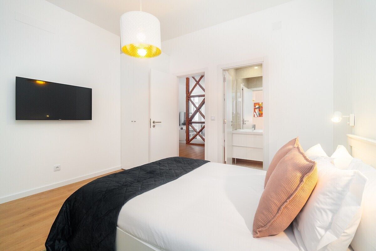 6 bedrooms, iron/ironing board, WiFi, bed sheets