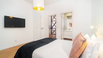 6 bedrooms, iron/ironing board, WiFi, bed sheets