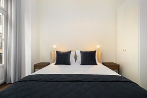 6 bedrooms, iron/ironing board, WiFi, bed sheets