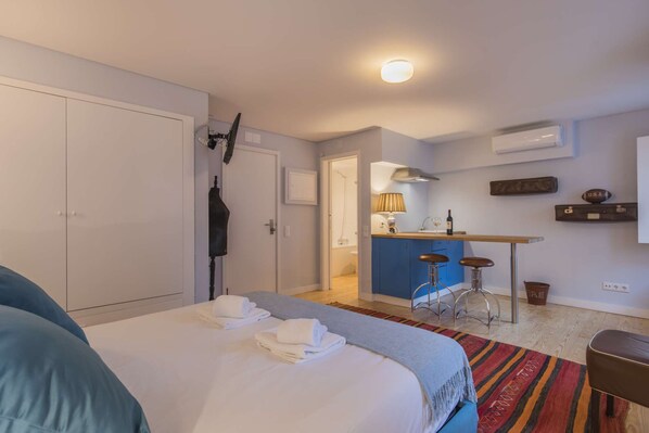 WiFi, bed sheets