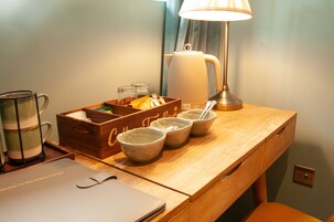 Minibar con artículos gratuitos y caja de seguridad en la habitación 