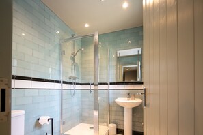 Standard Quadruple Room, Ensuite | Bathroom | Hair dryer - Cowdray Arms (Haywards Heath)