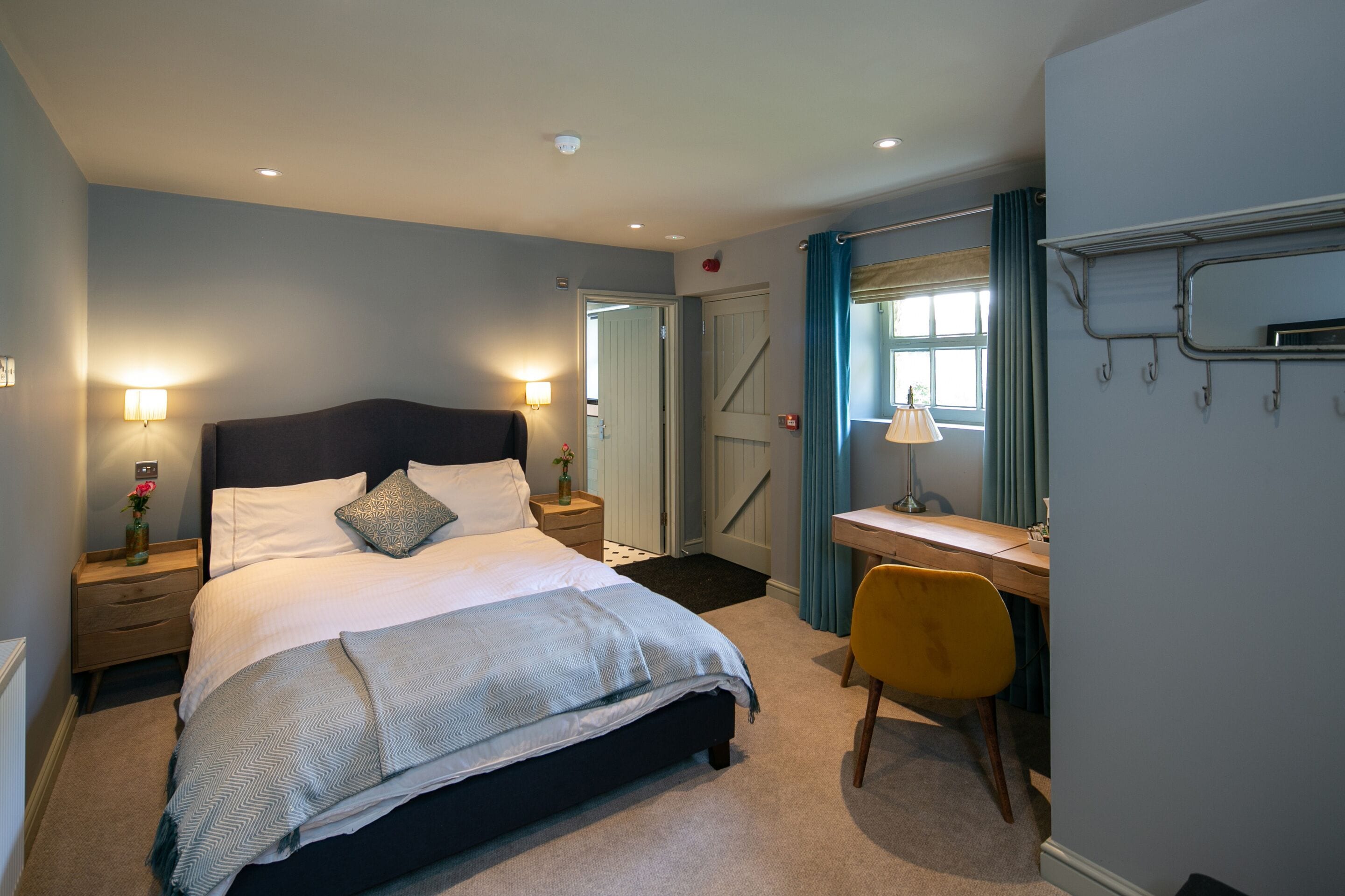 Standard-Doppelzimmer, mit Bad | Kostenlose Minibar, Zimmersafe, Schreibtisch, Verdunkelungsvorhänge