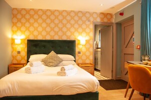 Double Room, Ensuite | Free minibar, in-room safe, desk, blackout curtains