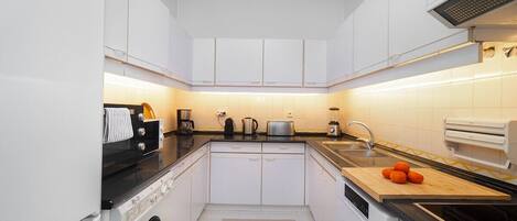 Geladeira, micro-ondas, fogão, cooktop