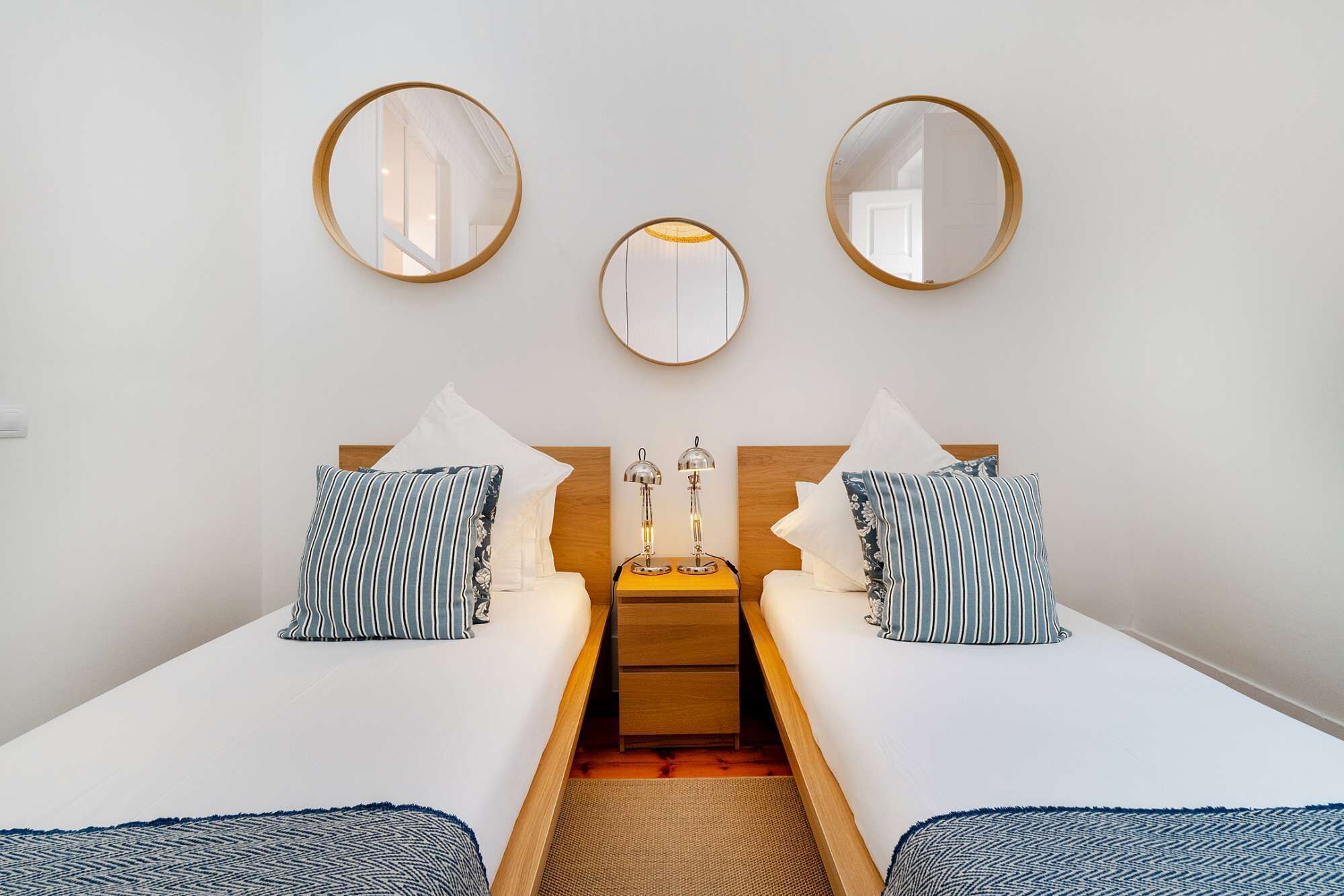 2 habitaciones, tabla de planchar con plancha, wifi y ropa de cama 