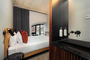 1 غرفة نوم ومكواة/لوح كي وواي فاي وملاءات أسر�ّة