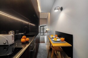 ثلاجة، فرن، موقد طهي مسطح، غسالة أطباق