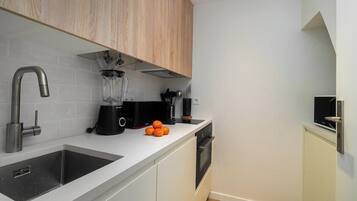 Een koelkast, een magnetron, een oven, een kookplaat