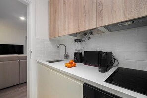 Kühlschrank, Mikrowelle, Ofen, Herdplatte