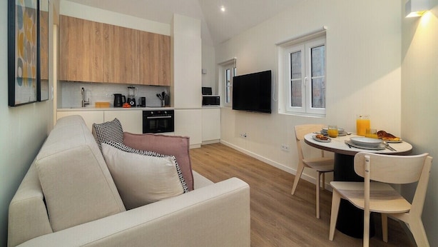 Un apartamento moderno con sala de estar, cocina y comedor.