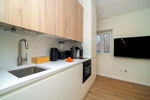 Réfrigérateur, four à micro-ondes, un four, surface de cuisson