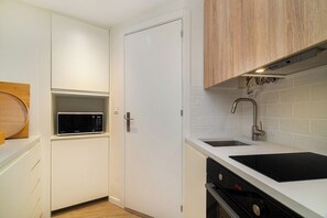 Kühlschrank, Mikrowelle, Ofen, Herdplatte