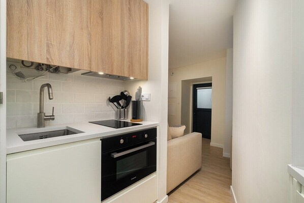 Een koelkast, een magnetron, een oven, een kookplaat