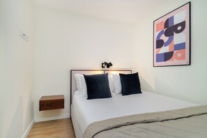 1 slaapkamer, een strijkplank/strijkijzer, wifi, beddengoed