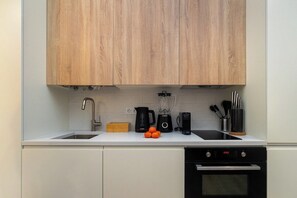 Frigorifero, microonde, forno, piano cottura