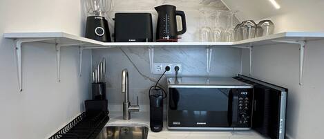 コンロ、トースター、調理器具と食器