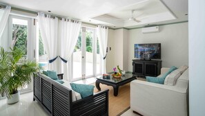 Huvila, näköala uima-altaalle | Oleskelualue | 55–tuumainen televisio, jossa digitaalikanavat