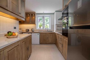 Huvila, näköala uima-altaalle | Yksityinen keittiö | Vedenkeitin, leivänpaahdin