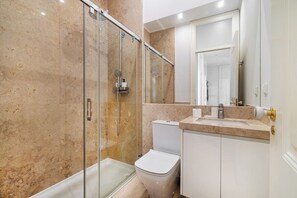 Hair dryer - Elegant Stay in Lisbon’s Historic Downtown (Lisboa)