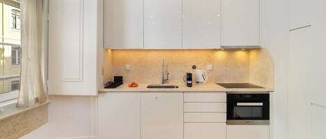 Een koelkast, een oven, een kookplaat, een vaatwasser