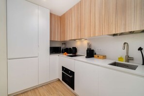 Kjøleskap, mikrobølgeovn, ovn og kokeplater