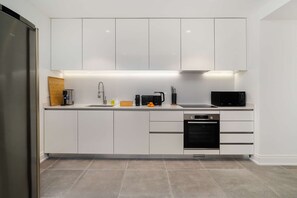 Fridge, oven, stovetop, dishwasher