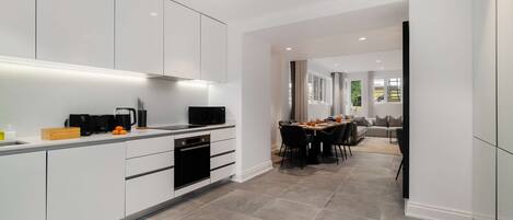 Kylskåp, ugn, spishäll och diskmaskin