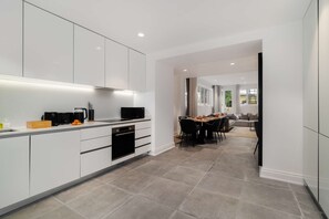 Fridge, oven, stovetop, dishwasher