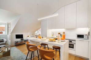 Mikrobølgeovn, ovn, kokeplater og oppvaskmaskin