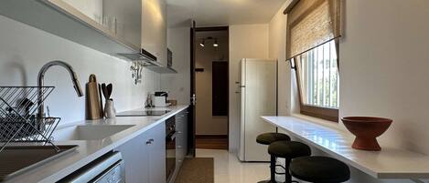 Frigorífico, microondas, horno y placa de cocina