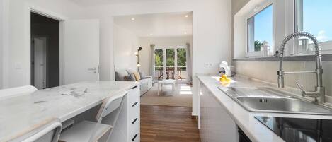 Frigorífico, horno, placa de cocina y cafetera o tetera