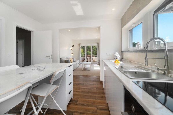 Fridge, oven, stovetop, coffee/tea maker