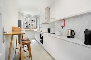 Micro-ondes, four, plaque de cuisson, cafetière/bouilloire