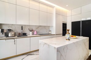 Kjøleskap, mikrobølgeovn, ovn og kokeplater