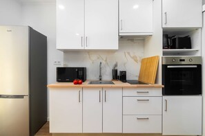 Kühlschrank, Mikrowelle, Ofen, Herdplatte